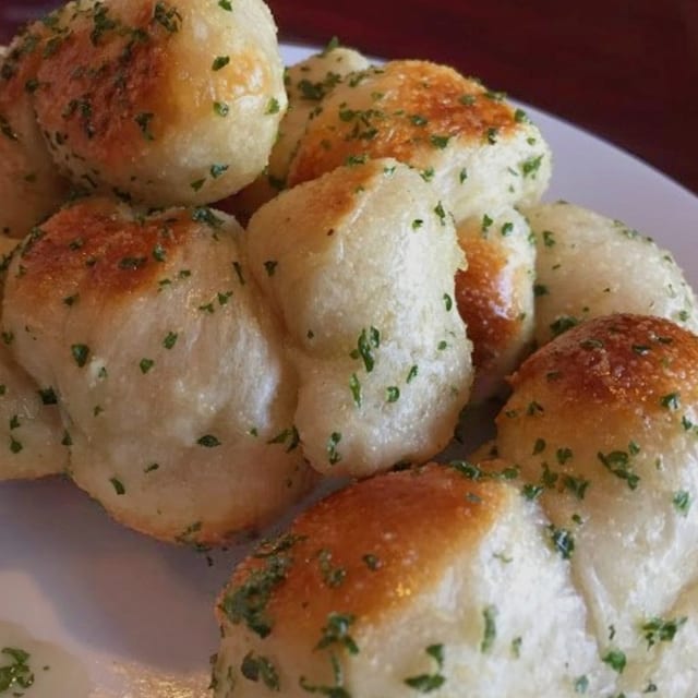 12 Garlic Knots.